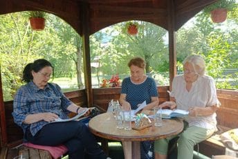 Pljevljakinje koje ruše barijere: Profesorice u penziji prave prirodne preparate za njegu, a gradu su podarile i botaničku baštu Pljevljakinje koje ruše barijere: Profesorice u penziji prave prirodne preparate za njegu, a gradu su podarile i botaničku baštu