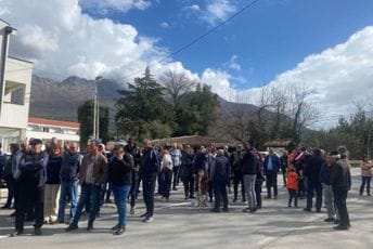 Mještani Grblja blokirali magistralu, prijete zaustavljanjem radova ako im se do četvrtka ne obrate iz Vlade