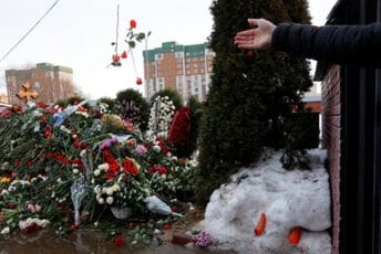 Pristalice i danas odavale počast Navaljnom: Dan nakon sahrane, cvijeće ispred groblja
