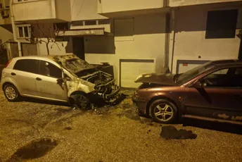 Cetinje: Vatra uništila automobil, drugo vozilo oštečeno Cetinje: Vatra uništila automobil, drugo vozilo oštečeno
