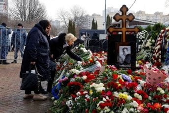 Grob Navaljnog zatrpan cvijećem, Rusi u dugačkoj koloni čekaju da mu odaju poštu