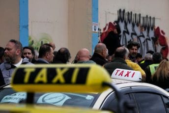 Taksisti blokirali auto-put koji vodi ka Parizu Taksisti blokirali auto-put koji vodi ka Parizu