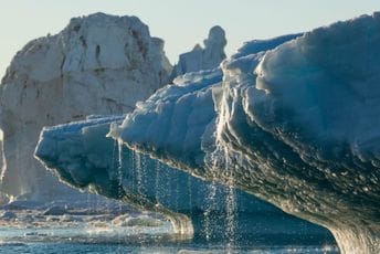 Biznis koji nailazi na kritike: Pakuju led sa Grenlanda i šalju ga – barovima u Dubaiju