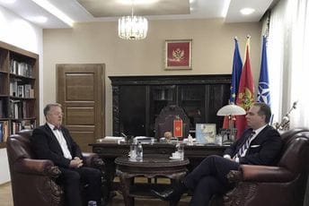 Ivanović ugostio Rodića: Treba da jačamo prijateljstvo, Srbija jedan od najvećih trgovinskih partnera Crne Gore Ivanović ugostio Rodića: Treba da jačamo prijateljstvo, Srbija jedan od najvećih trgovinskih partnera Crne Gore