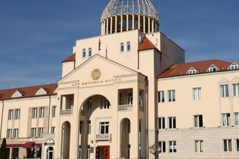 Azerbejdžan uništio zgradu jermenskog parlamenta Nagorno-Karabaha Azerbejdžan uništio zgradu jermenskog parlamenta Nagorno-Karabaha