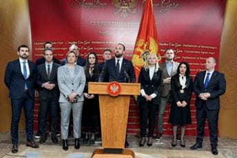 Opozicija traži sastanak sa ambasadorima EU, SAD i Velike Britanije Opozicija traži sastanak sa ambasadorima EU, SAD i Velike Britanije