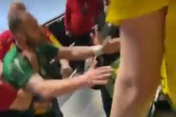 Naš bivši reprezentativac se umalo potukao sa navijačima (VIDEO) Naš bivši reprezentativac se umalo potukao sa navijačima (VIDEO)