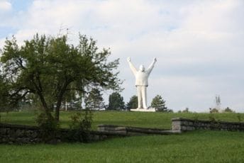 Srbija: Oskrnavljen spomenik narodnom heroju Stevanu Filipoviću Srbija: Oskrnavljen spomenik narodnom heroju Stevanu Filipoviću