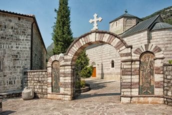 Uprava manastira Podmaine: Učesnici incidenta nijesu članovi manastirskog bratstva Uprava manastira Podmaine: Učesnici incidenta nijesu članovi manastirskog bratstva