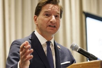 Bajdenov rival odustao od trke za predsjedničku nominaciju demokrata Bajdenov rival odustao od trke za predsjedničku nominaciju demokrata