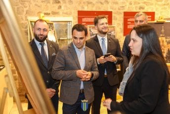 Bar i Sarajevo danas potpisuju akt o saradnji, sinoć je tim povodom otvorena i izložba Bar i Sarajevo danas potpisuju akt o saradnji, sinoć je tim povodom otvorena i izložba