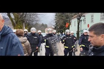 Završen protest: Mandiću poručili da je fašista, poslanike ZBCG gađali jajima (VIDEO / FOTO)