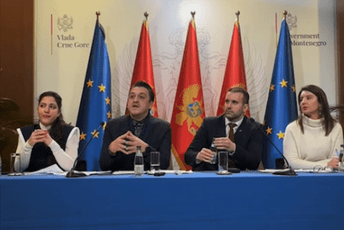 Spajić: Obveznice smo emitovali u dolarima jer je to jeftinije, ako dobijete informaciju o emisiji obveznica - ne objavljujte Spajić: Obveznice smo emitovali u dolarima jer je to jeftinije, ako dobijete informaciju o emisiji obveznica - ne objavljujte