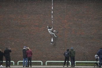 Raskrinkana mreža falsifikatora radova britanskog grafiti umjetnika Benksija Raskrinkana mreža falsifikatora radova britanskog grafiti umjetnika Benksija