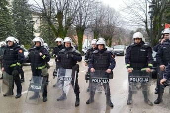 Šaranović odbija da odgovori ko je naredio policijsku opsadu Cetinja Šaranović odbija da odgovori ko je naredio policijsku opsadu Cetinja