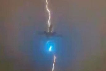 (VIDEO) Grom udario u avion sa 400 putnika (VIDEO) Grom udario u avion sa 400 putnika