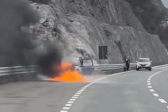 Gorjelo vozilo na auto-putu
