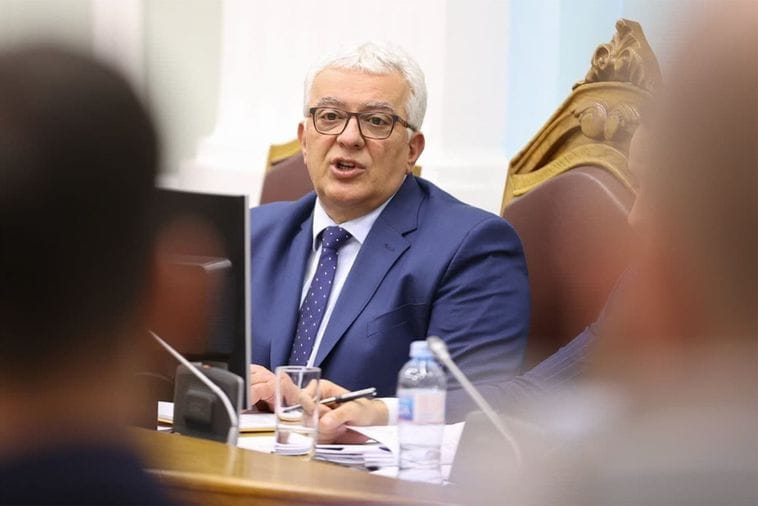 'Zaboravio': Mandić nedavno čestitao Dan studenata i izbor Vlade Srbije, ali ne i Dan nezavisnosti Crne Gore 'Zaboravio': Mandić nedavno čestitao Dan studenata i izbor Vlade Srbije, ali ne i Dan nezavisnosti Crne Gore