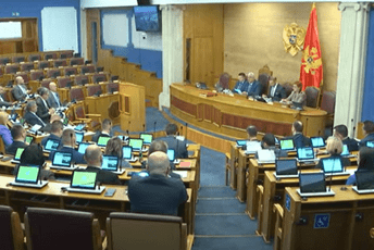 Mandić ostaje šef Palamenta: Protiv njegove smjene glasalo 44, za 27 poslanika Mandić ostaje šef Palamenta: Protiv njegove smjene glasalo 44, za 27 poslanika