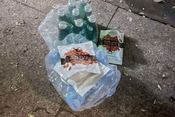 Vrata Vlade satima zatvorena za novinare, Demokrate ih „počastile“ vodom i lješnicima Vrata Vlade satima zatvorena za novinare, Demokrate ih „počastile“ vodom i lješnicima