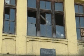 Najstarija zgrada u Bijelom Polju samo što se ne sruši, stanari protestovali Najstarija zgrada u Bijelom Polju samo što se ne sruši, stanari protestovali