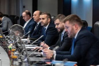 Bečića i Šaranovića nema na sjednici Vlade, ali su tamo Koprivica, Krapović, Martinović... Bečića i Šaranovića nema na sjednici Vlade, ali su tamo Koprivica, Krapović, Martinović...