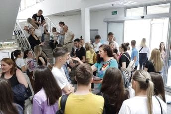 Neažurnost spasila brucoše od prijemnog na svim fakultetima Roditelji i učenici koji su prepisivali protestovali u Ministarstvu prosvjete nakon objave rezultata maturskog ispita