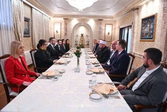 Spajić i Nišić priredili iftar za Fejzića i njegove saradnike Spajić i Nišić priredili iftar za Fejzića i njegove saradnike