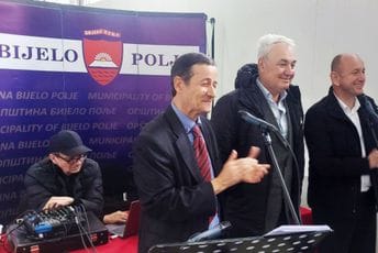 Nakon nastupa pred zatvorenicima, Knežević poručio: Ubuduće ću govoriti - slobodna Crna Goro, vi u ZIKS-u i zatvoru Bijelo Polje Nakon nastupa pred zatvorenicima, Knežević poručio: Ubuduće ću govoriti - slobodna Crna Goro, vi u ZIKS-u i zatvoru Bijelo Polje