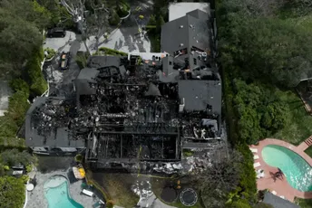 Izgorjela luksuzna vila manekenke Kare Delavinj vrijedna sedam miliona dolara Izgorjela luksuzna vila manekenke Kare Delavinj vrijedna sedam miliona dolara