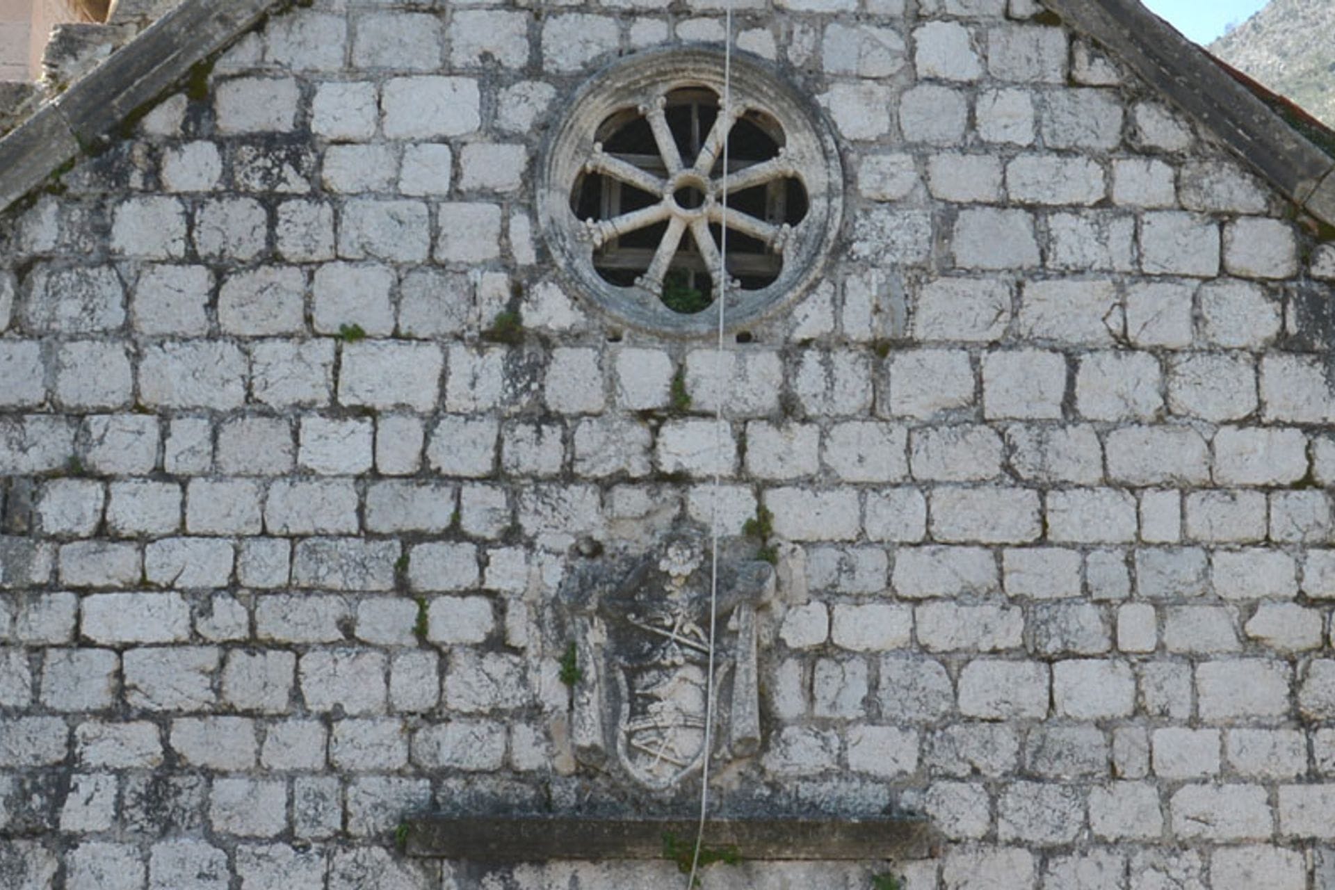 Fotografija 1: Primjer očuvane ambijentalne vrijednosti: Crkva Gospe od Karmena u Prčanju
