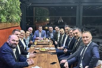 Ibrahimović na zajedničkom iftaru okupio veliki broj bošnjačkih lidera iz cijelog regiona Ibrahimović na zajedničkom iftaru okupio veliki broj bošnjačkih lidera iz cijelog regiona