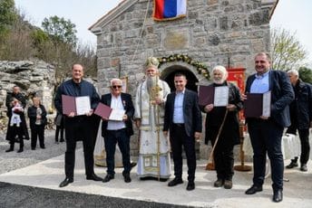 Joanikije odlikovao funkcionere vlasti iz redova ZBCG i Demokrata Joanikije odlikovao funkcionere vlasti iz redova ZBCG i Demokrata