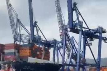 Nevjerovatan incident u Turskoj: Brod rušio tonama teške kranove (VIDEO) Nevjerovatan incident u Turskoj: Brod rušio tonama teške kranove (VIDEO)