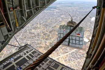 Njemačka padobranima isporučila četiri tone hrane u Pojas Gaze Njemačka padobranima isporučila četiri tone hrane u Pojas Gaze