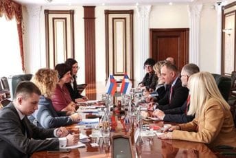 Parlamentarci iz Srbije nadgledaju izbore u Rusiji, danas sa tamošnjim funkcionerima govorili o jačanju saradnje Parlamentarci iz Srbije nadgledaju izbore u Rusiji, danas sa tamošnjim funkcionerima govorili o jačanju saradnje