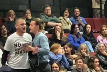 “Nema pozorišta na mrtvoj planeti”: Klimatski aktivisti počeli da prekidaju i predstave (VIDEO) “Nema pozorišta na mrtvoj planeti”: Klimatski aktivisti počeli da prekidaju i predstave (VIDEO)