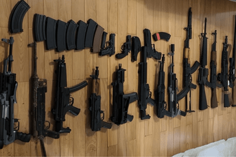 Uhapšen tinejdžer iz Tuzi zbog prijetećeg mejla školi "Vaso Aligrudić", oduzeto 20 komada Airsoft oružja Uhapšen tinejdžer iz Tuzi zbog prijetećeg mejla školi "Vaso Aligrudić", oduzeto 20 komada Airsoft oružja