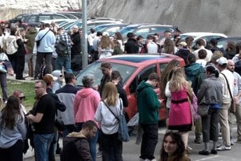 Ruski državljani na biralištu u Podgorici, poručili: Ovdje je mnogo glasača protiv Putina Ruski državljani na biralištu u Podgorici, poručili: Ovdje je mnogo glasača protiv Putina