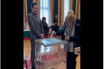 Supruga ruskog ambasadora u Njemačkoj na biralište izašla sa ešarpom u bojama ukrajinske zastave Supruga ruskog ambasadora u Njemačkoj na biralište izašla sa ešarpom u bojama ukrajinske zastave