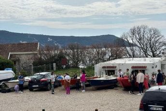 Dojava o bombi u hercegnovskim vrtićima, djeca evakuisana Dojava o bombi u hercegnovskim vrtićima, djeca evakuisana