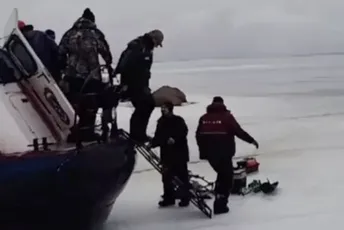 Neobična nezgoda u Rusiji: Ribari kasno shvatili da su na santi leda koja uveliko pluta morem Neobična nezgoda u Rusiji: Ribari kasno shvatili da su na santi leda koja uveliko pluta morem