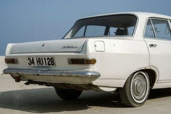 U ovoj državi svi automobili moraju biti bijele boje U ovoj državi svi automobili moraju biti bijele boje