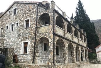 Mitropoliji SPC zabranili upotrebu nelegalno izgrađenih objekata Nelegalni konak u Manastiru Duga, na Bioču
