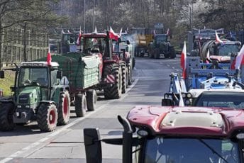 Poljska i Češka: Desetine hiljada poljoprivrednika na traktorima blokiralo puteve Poljska i Češka: Desetine hiljada poljoprivrednika na traktorima blokiralo puteve
