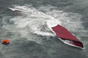 Japan: Prevrnuo se tanker, osmoro je mrtvih, za dvoje se još traga Japan: Prevrnuo se tanker, osmoro je mrtvih, za dvoje se još traga