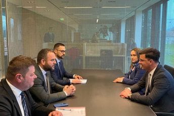 Šaranović sa ministrima Slovenije i Sjeverne Makedonije: Osnažiti saradnju u oblasti borbe protiv kriminala i ilegalnih migracija Šaranović sa ministrima Slovenije i Sjeverne Makedonije: Osnažiti saradnju u oblasti borbe protiv kriminala i ilegalnih migracija