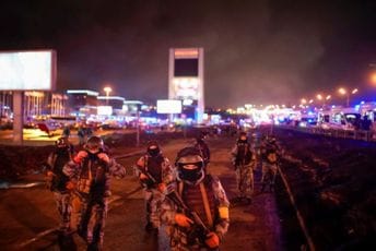 Uhapšena četiri napadača na koncertnu dvoranu u Moskvi Uhapšena četiri napadača na koncertnu dvoranu u Moskvi