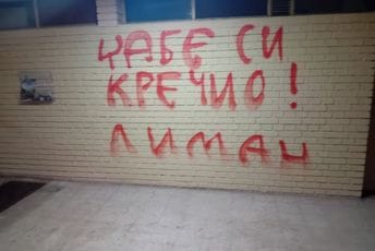 (VIDEO) Ponovo ispisan grafit na ulazu u zgradu novinara Dinka Gruhonjića: „Džabe si krečio“ (VIDEO) Ponovo ispisan grafit na ulazu u zgradu novinara Dinka Gruhonjića: „Džabe si krečio“