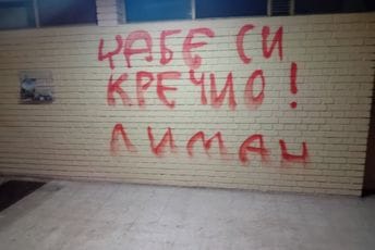 (VIDEO) Ponovo ispisan grafit na ulazu u zgradu novinara Dinka Gruhonjića: „Džabe si krečio“